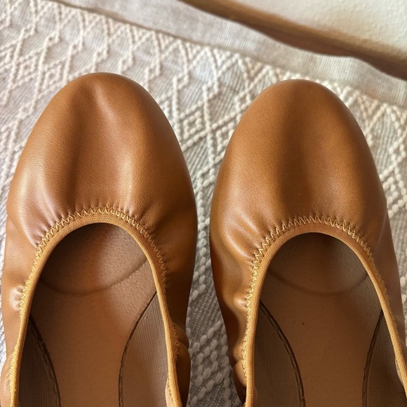 r2 Fairfax Size 9.5 Elastic Ballet Flat. Brown. Round toe. Easy slip on. - Picture 5 of 5